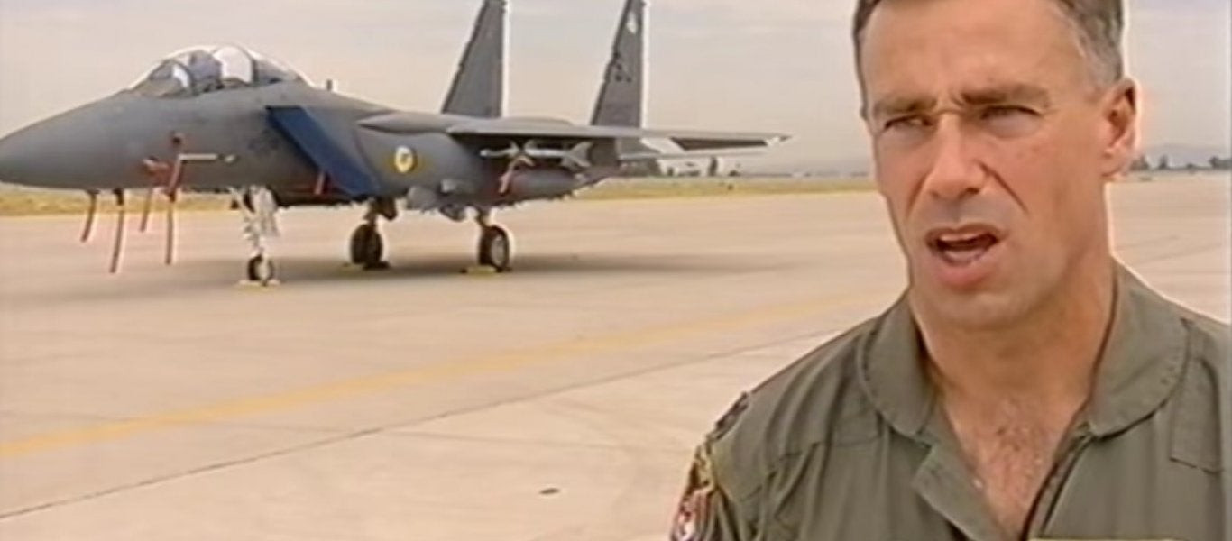 Η συγκλονιστική ιστορία του πιλότου που εκτινάχθηκε ενώ πετούσε με υπερηχητική ταχύτητα και επιβίωσε (βίντεο)